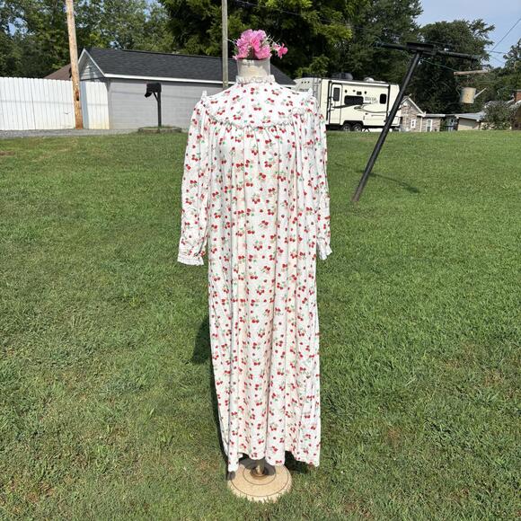 Vtg 70s flannel cotton Strawberry print gown by Lanz of Salzburg - Picture 1 of 6